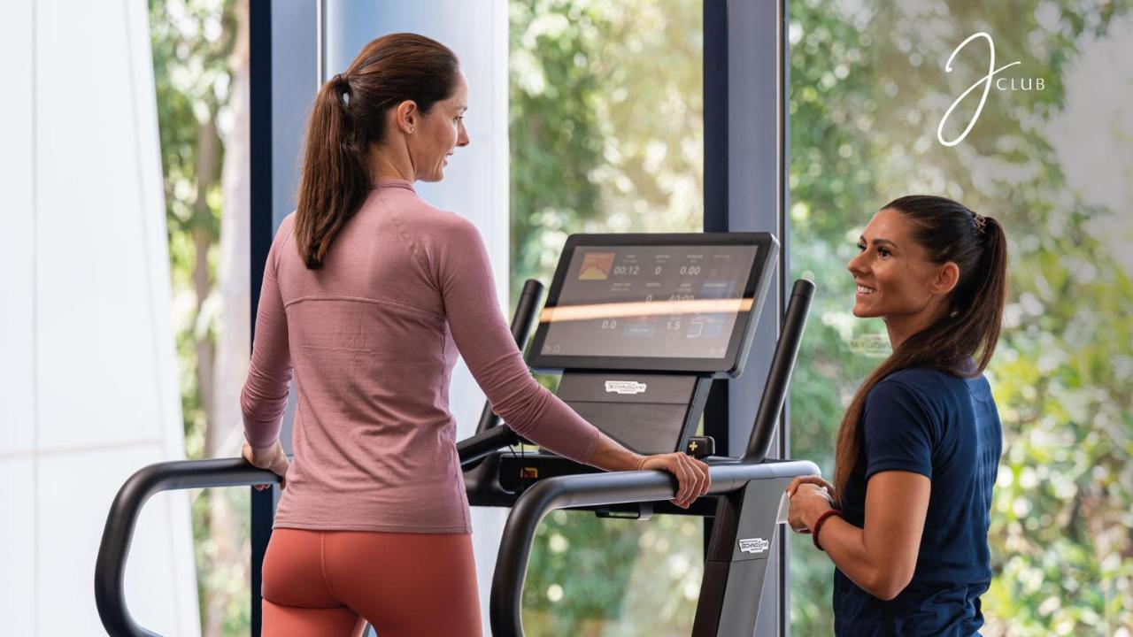 Jumeirah Dar Al Masyaf Dubái Exterior foto A personal trainer with a client