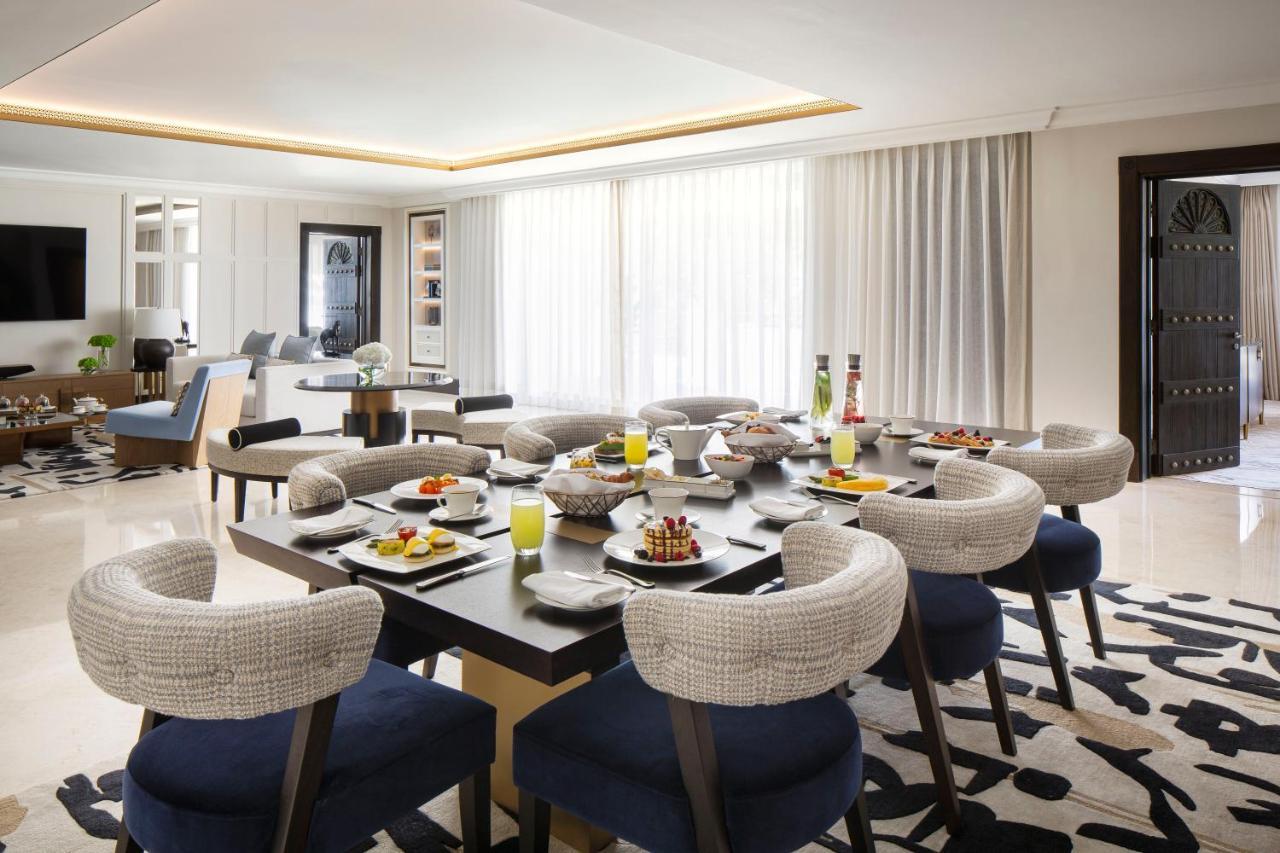 Jumeirah Dar Al Masyaf Dubái Exterior foto The dining room of a suite at the hotel