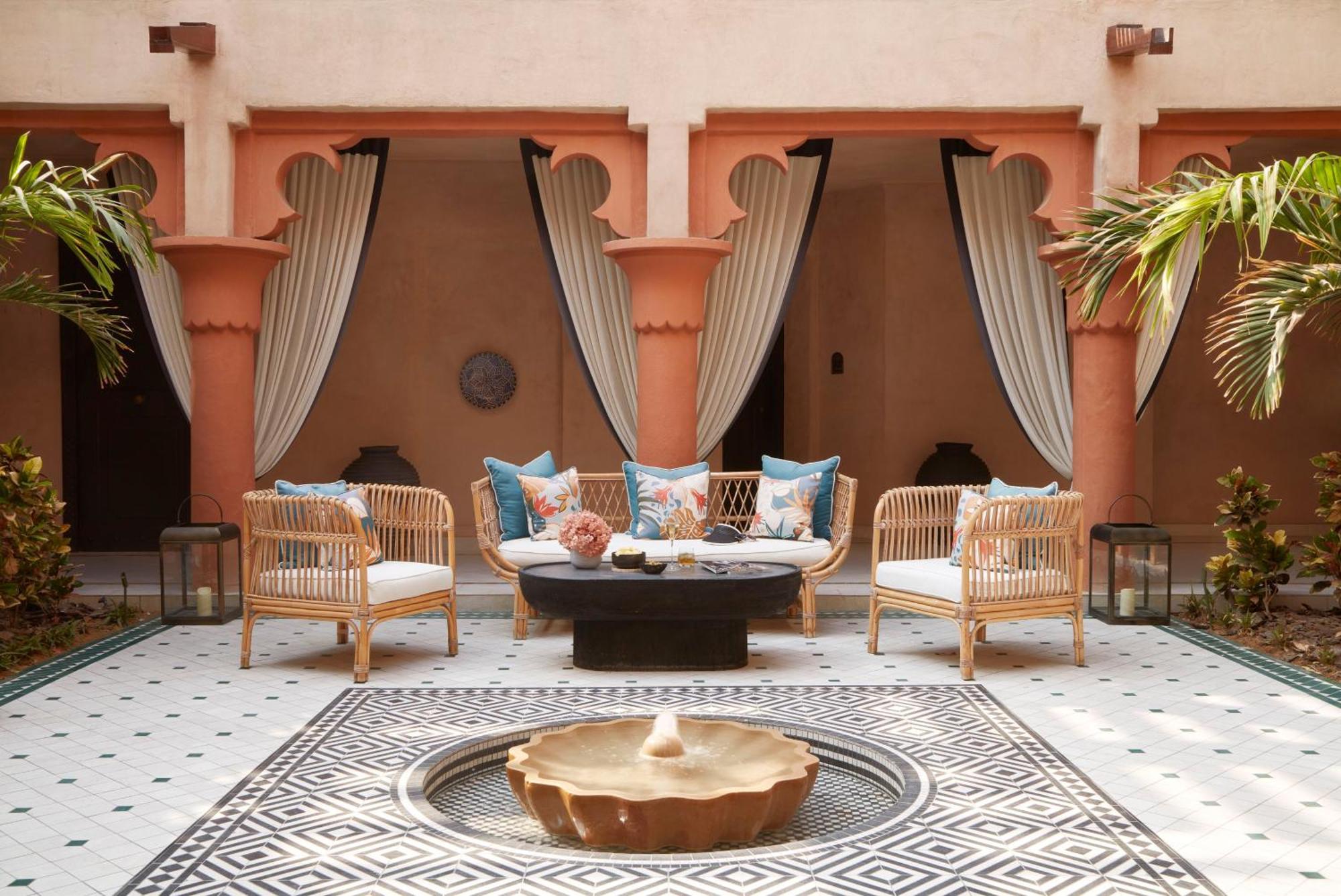 Jumeirah Dar Al Masyaf Dubái Exterior foto The courtyard at the B2 boutique hotel